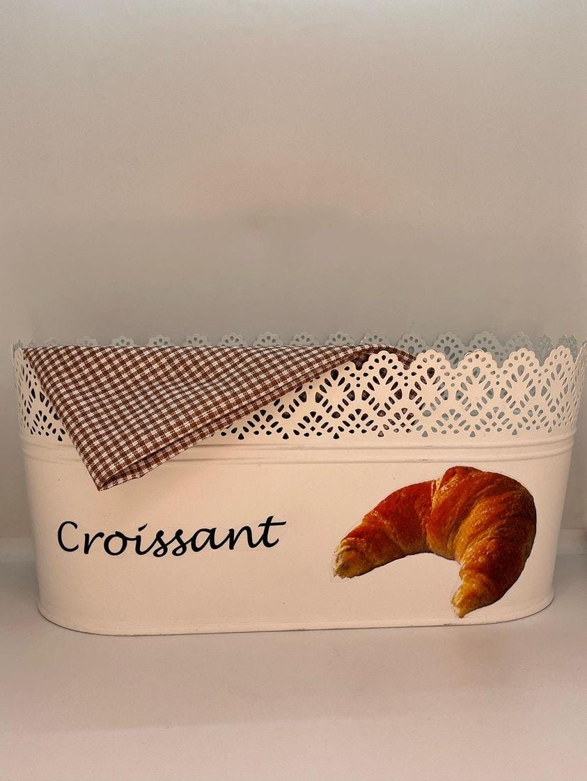 Croissant lace serving